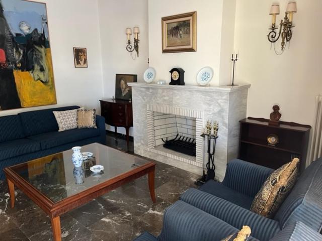 Spacious And Sunny Appartment In Cholargos Athena Bagian luar foto